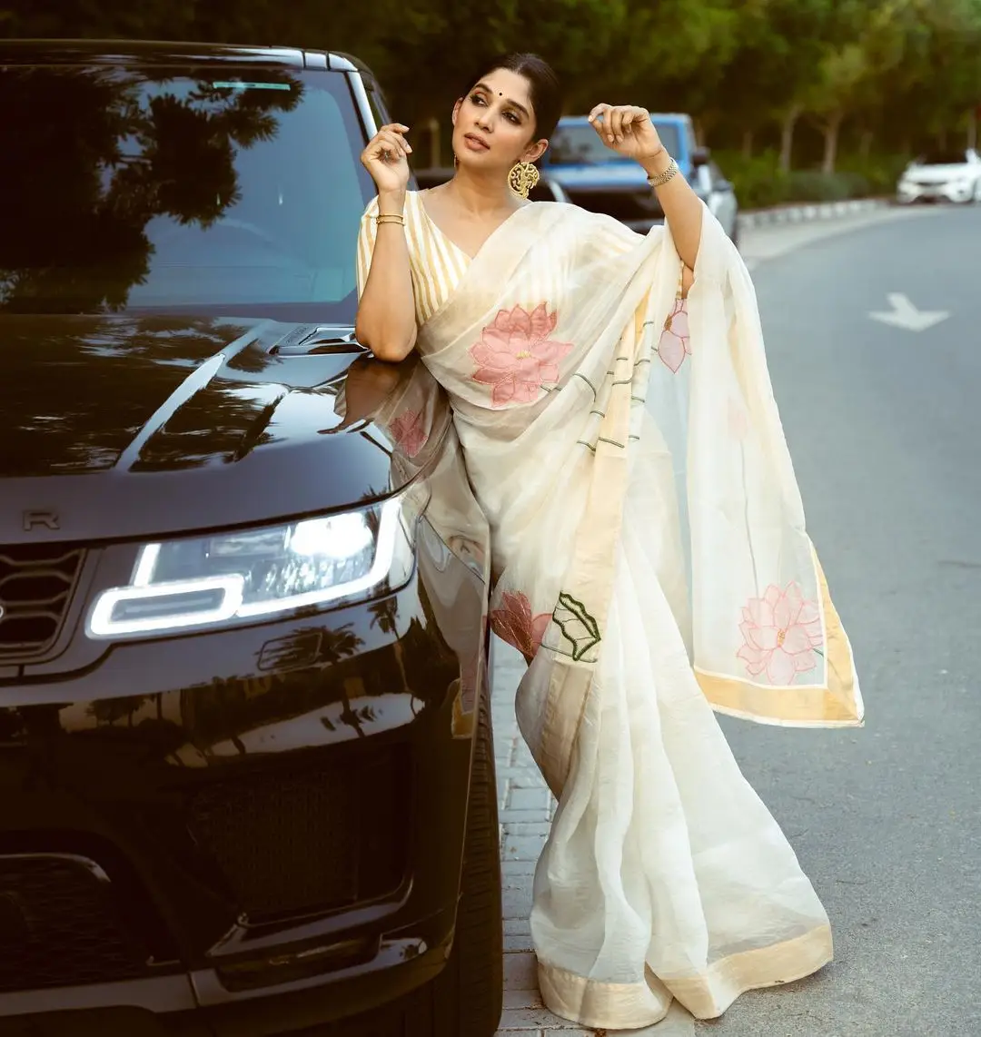 Malayalam Actress Nyla Usha In White Saree Blouse